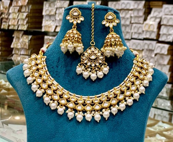 Elegant Kundan Work Necklace Set with Jhumka Earrings & Bindiya