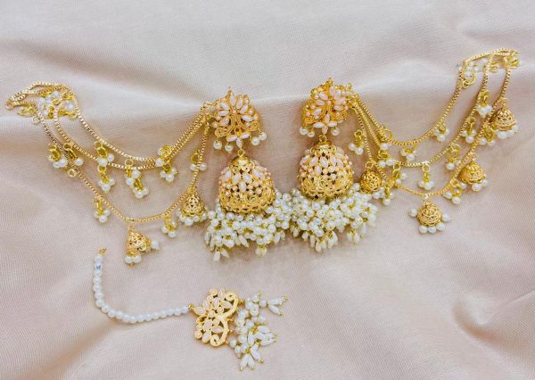 Jhomkay with earrings with bindiya